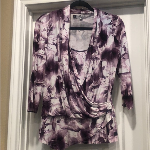 Jennifer Lopez Top. Flattering. Size Medium - Picture 1 of 8